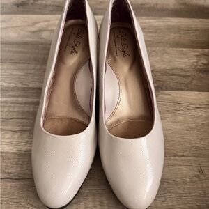 Soft Style Women's Cream Textured Round-Toe Flats